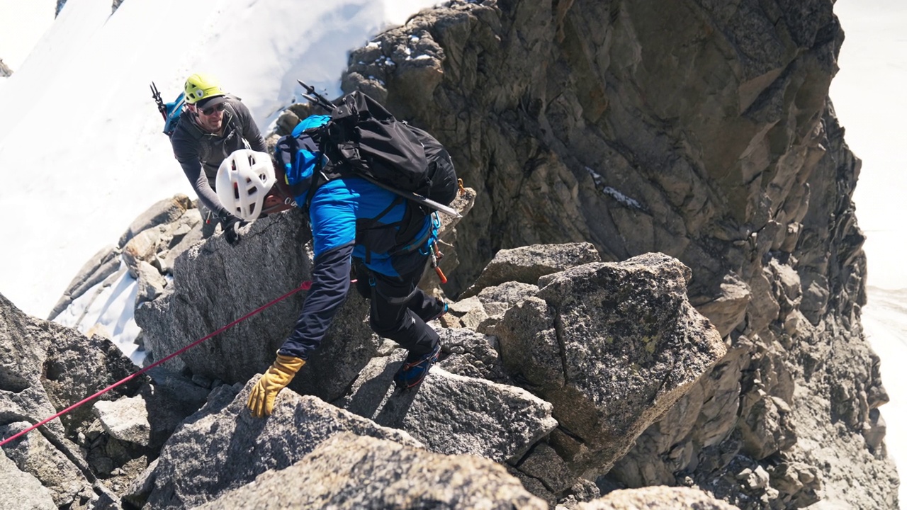 一队攀登者正在攀登陡峭的崖壁。高海拔山区视频下载
