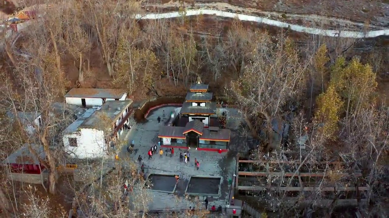 在Mustang区Muktinath寺庙的高角度视图视频下载