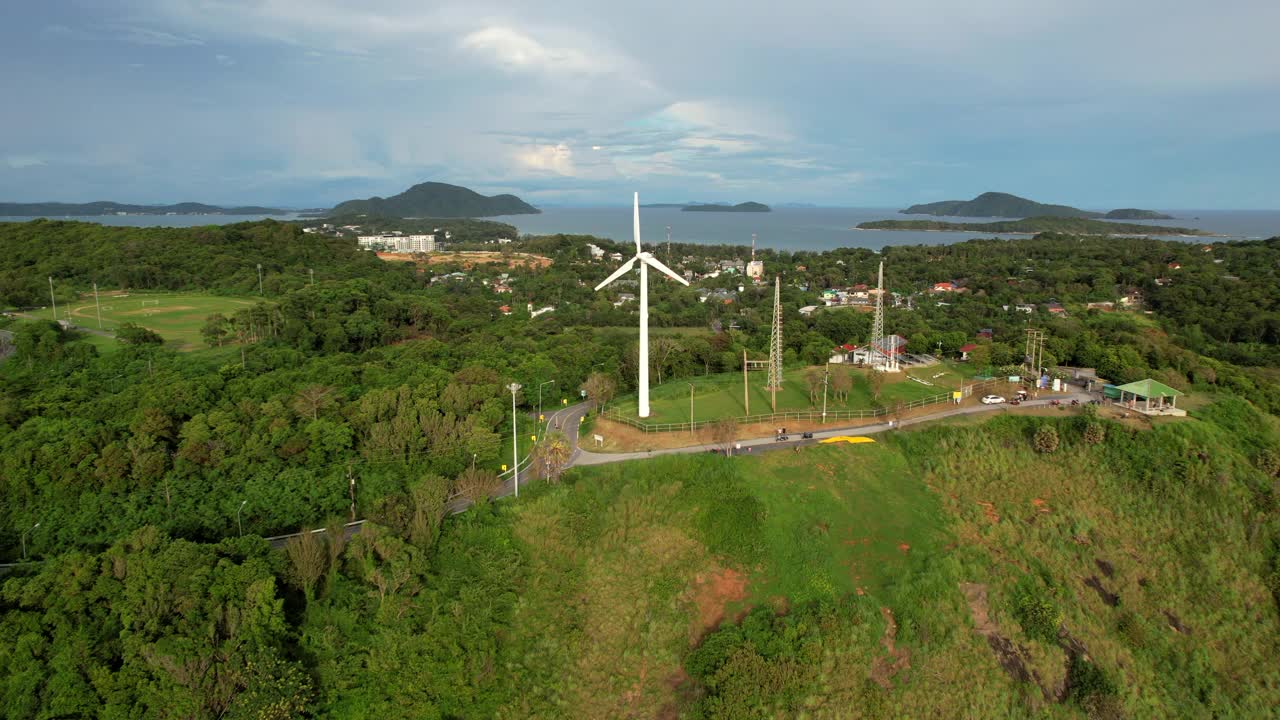 无人机飞越风力涡轮机与美丽的风景Promthep角，普吉岛，泰国视频下载