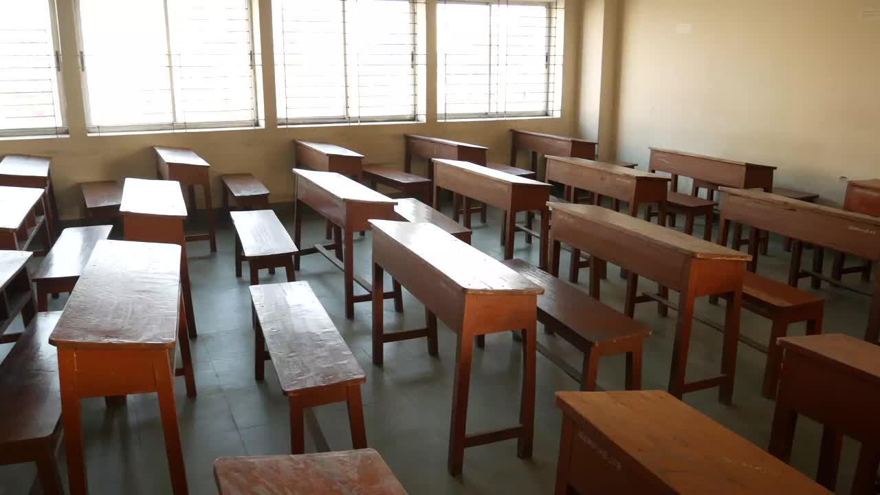 空荡荡的教室里一排排的课桌椅视频下载