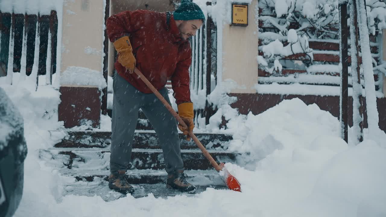 雪打扫一天视频素材