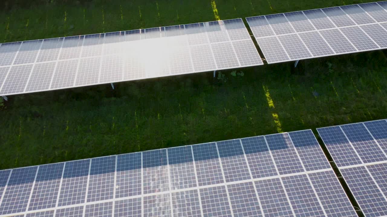 无人机拍摄的太阳能电池板。视频下载