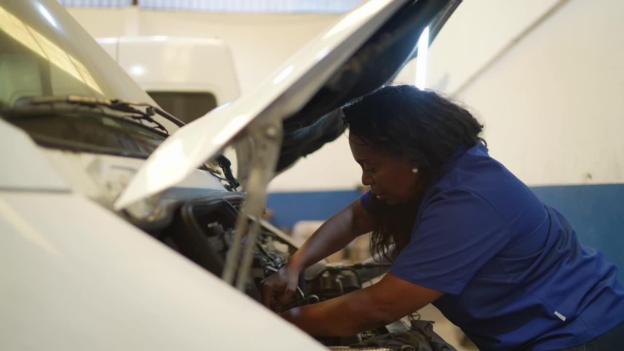 在汽车修理店修车的女人视频下载