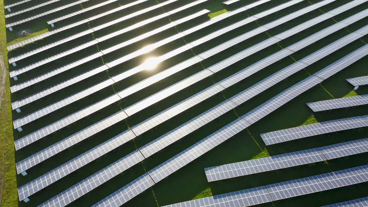 无人机拍摄的太阳能电池板。视频下载