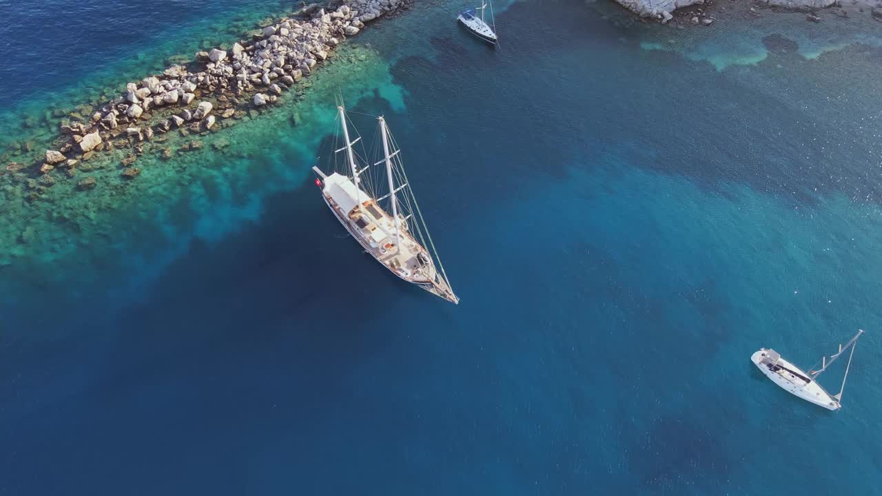 帆船停泊在清澈碧绿的海湾里视频素材