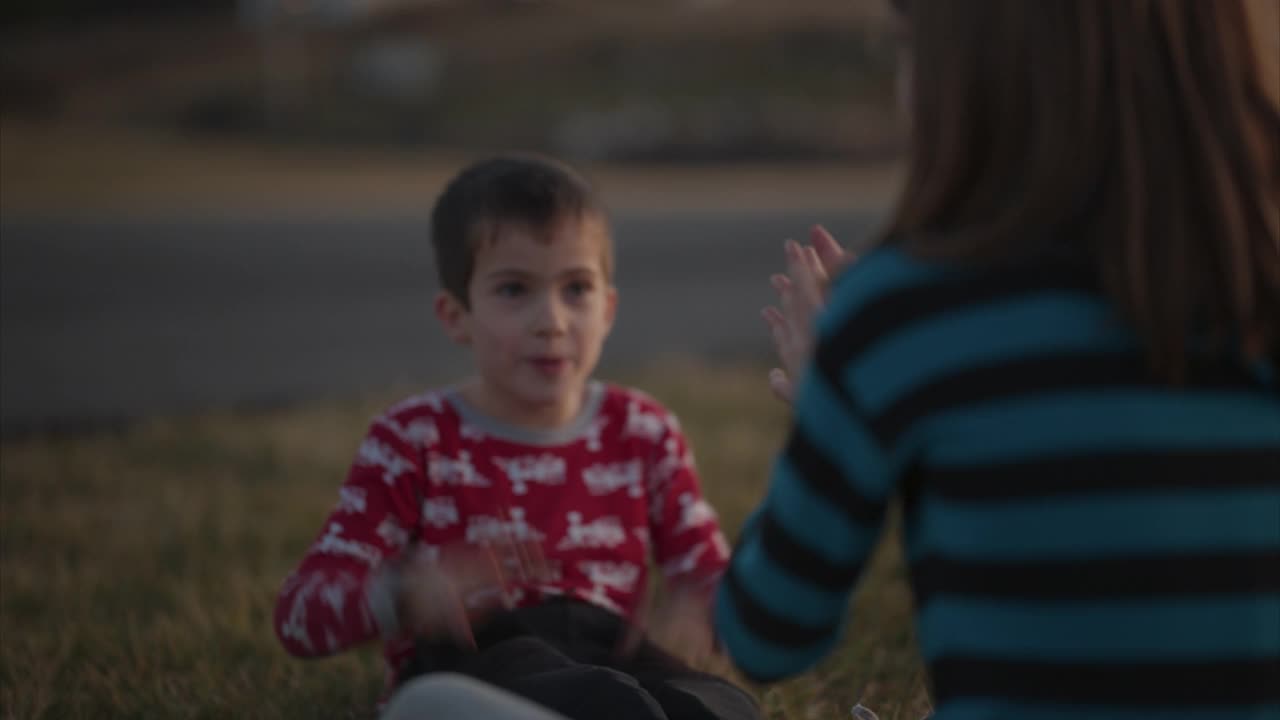 姐姐教残疾的小弟弟在外面拍手游戏视频素材