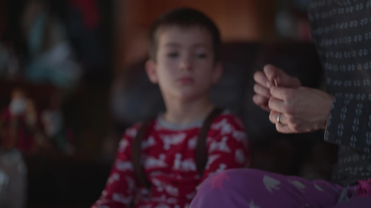 母亲们用胶布包扎着残疾儿子的手指视频素材