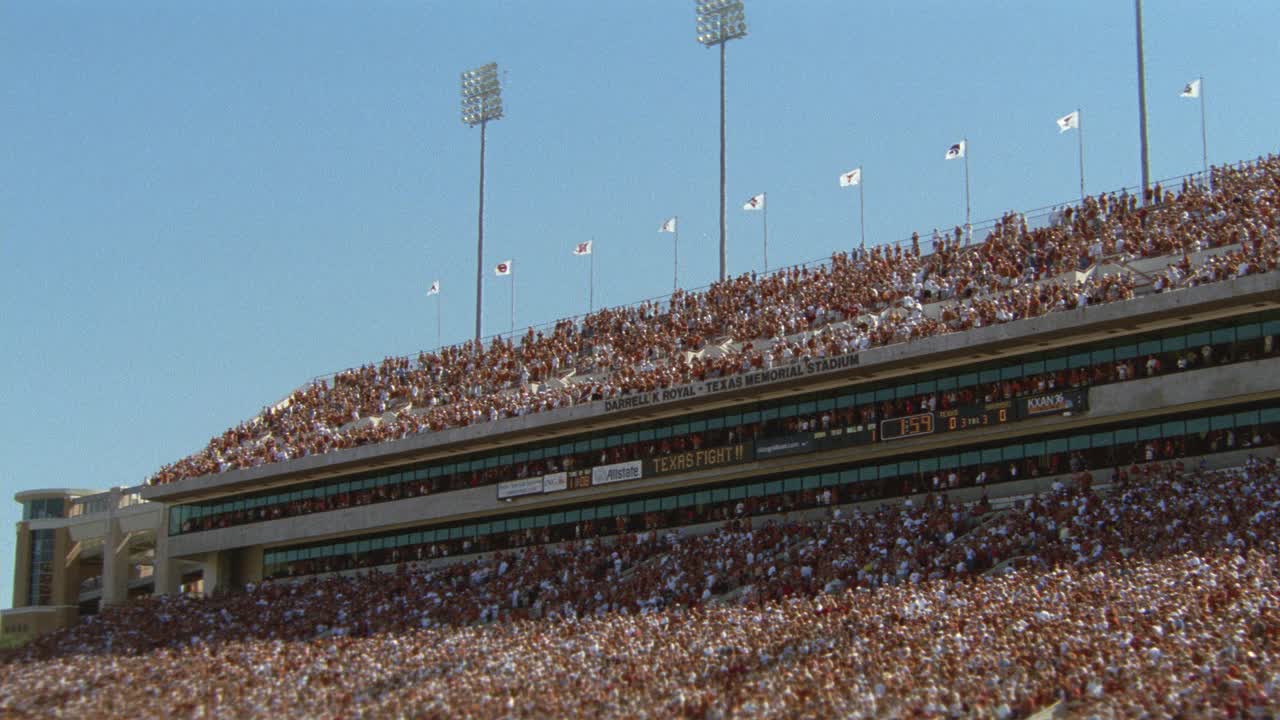 观看德克萨斯大学橄榄球比赛的观众或球迷在体育场欢呼的角度。达雷尔k.皇家纪念体育场。人群的欢呼声。视频素材