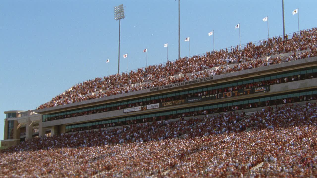 观看德克萨斯大学橄榄球比赛的观众或球迷在体育场欢呼的角度。达雷尔k.皇家纪念体育场。人群的欢呼声。视频素材