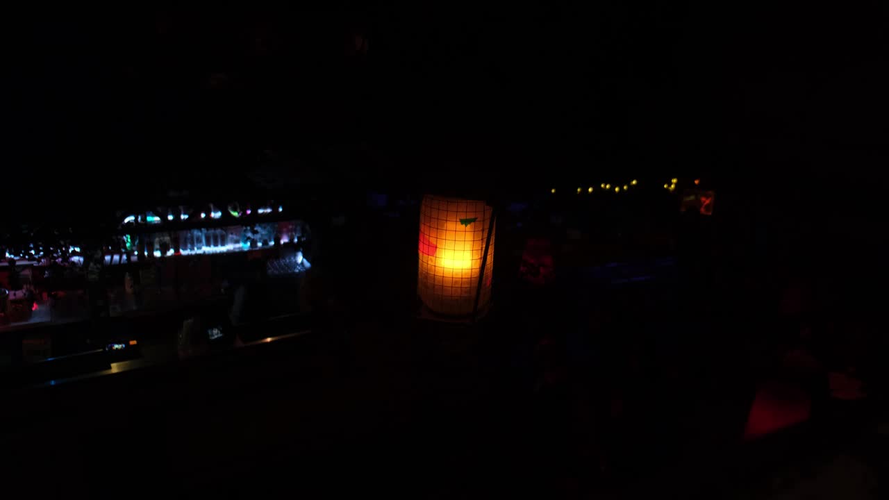 黑暗的室内酒吧里亮着橙色的暖光。俱乐部里的灯光视频下载