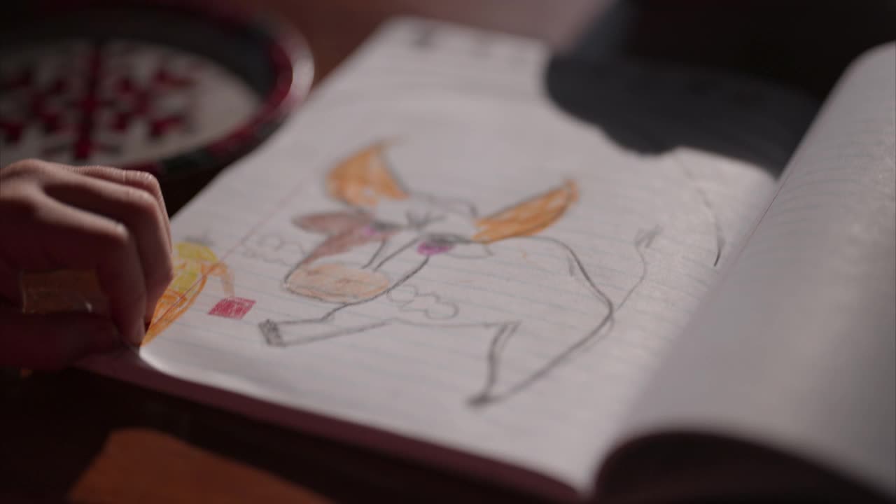 铜。残疾的男孩用蜡笔画了一头奶牛的圣诞节早晨视频下载