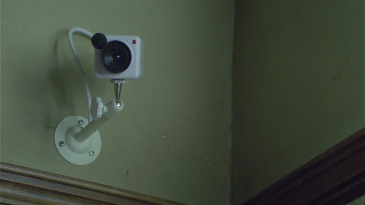 放大墙上的安全或监控摄像头。红灯闪烁。视频下载