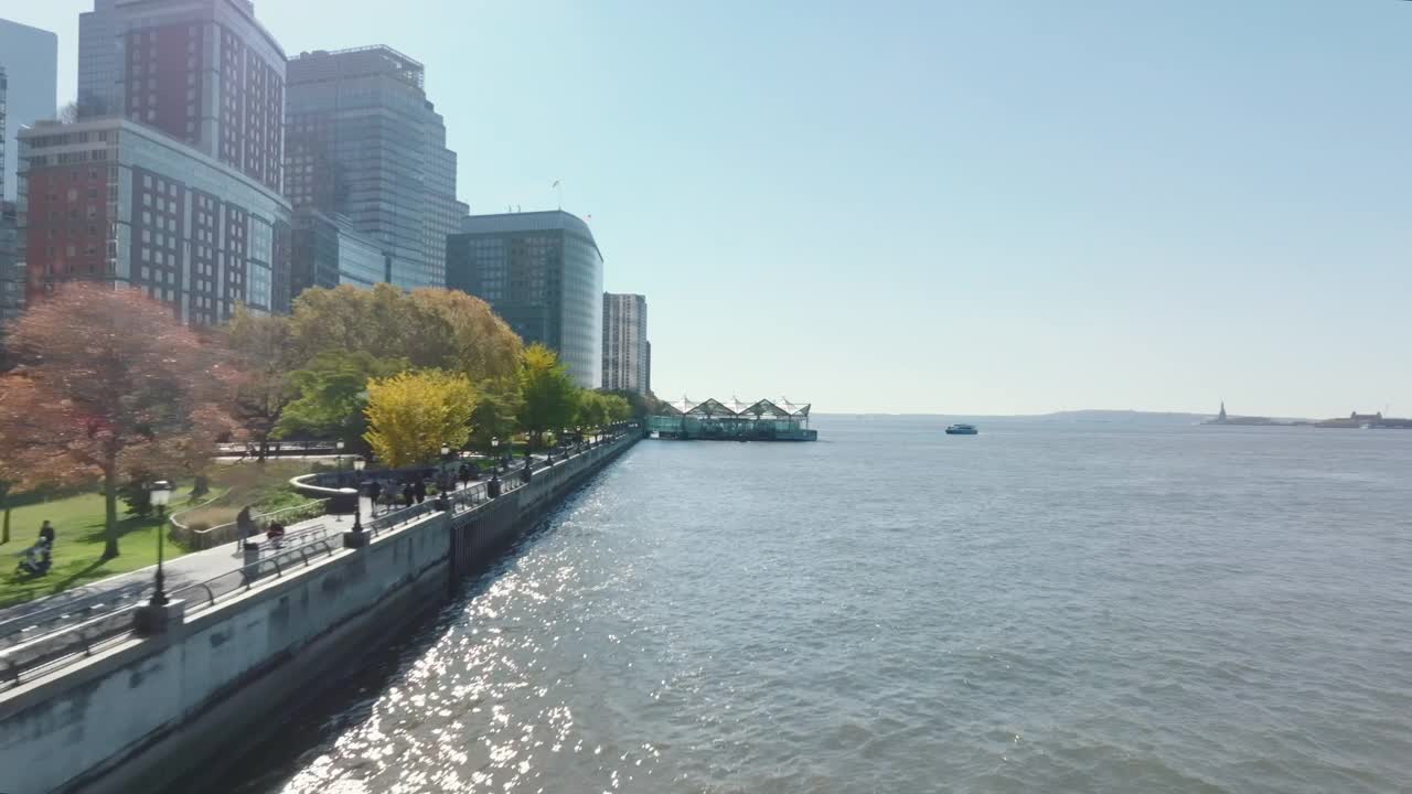 沿着哈德逊河滨水区向前飞着高楼大厦。前往布鲁克菲尔德码头。曼哈顿，美国纽约市视频下载