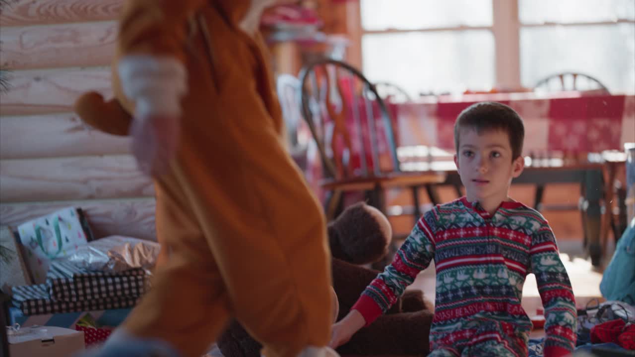 圣诞节早晨，小女孩拥抱了她残疾的表弟视频素材
