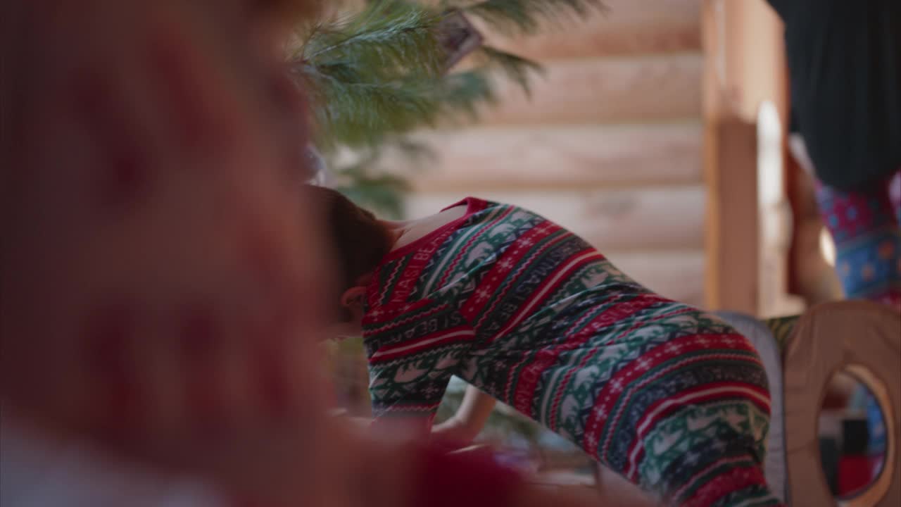 小女孩在圣诞节早上打开礼物视频素材