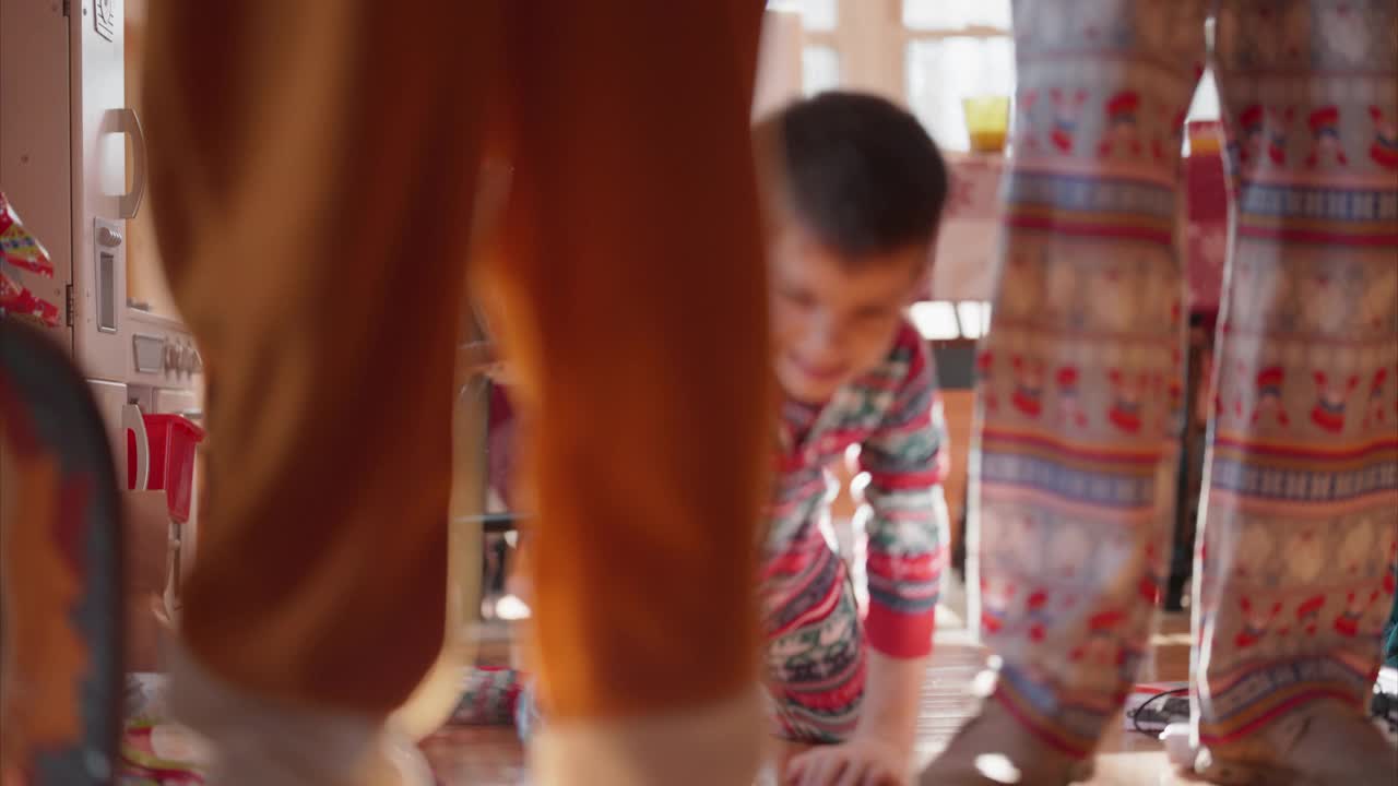 圣诞早晨，残疾小男孩在两腿间爬行视频素材