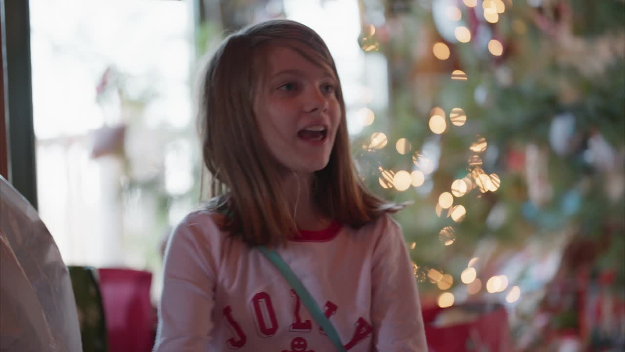 圣诞节的早晨，小女孩打开礼物视频下载