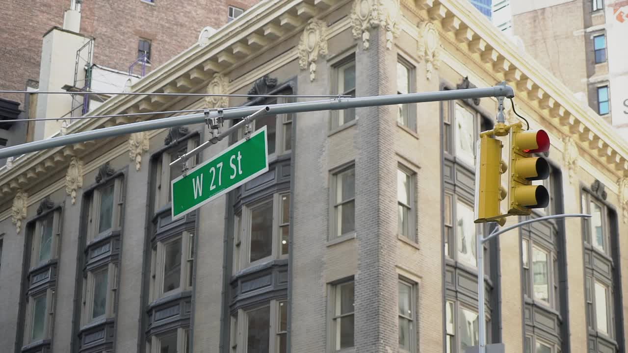 纽约十字路口的黄色交通灯。西街27号有红色信号视频素材