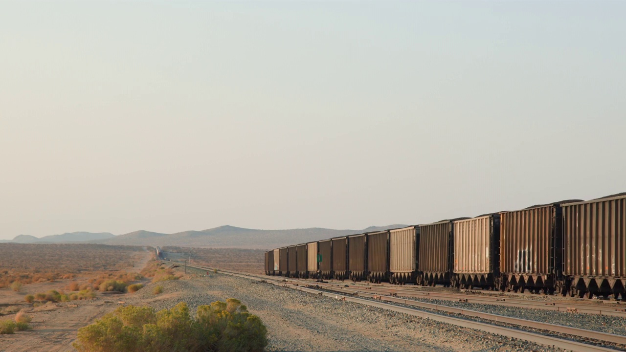 《沙漠中的火车》，在加州特罗纳附近视频下载
