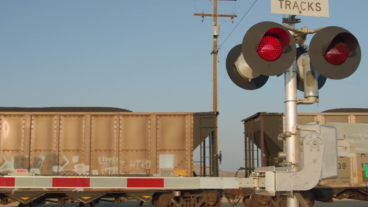 《沙漠中的火车》，在加州特罗纳附近视频下载