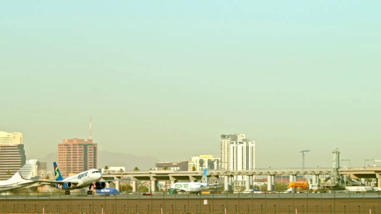 从凤凰城机场起飞的客机视频素材