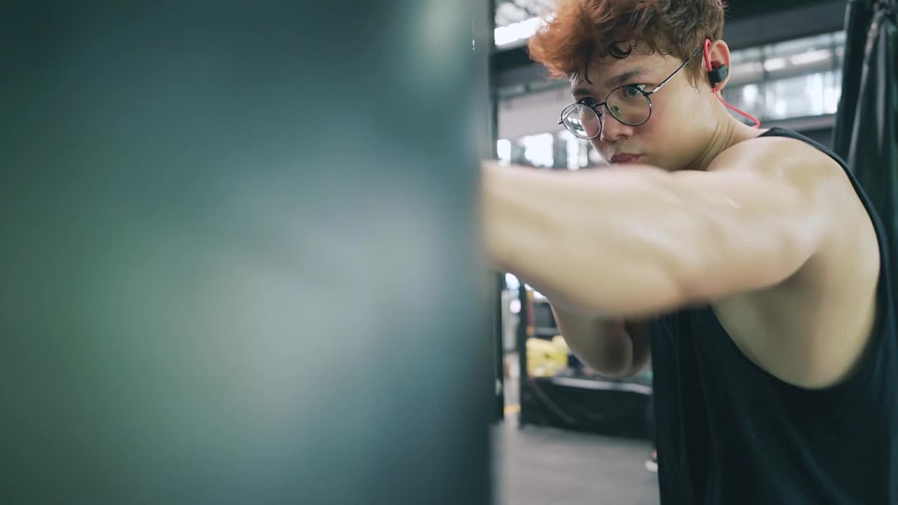 运动员男子拳击锻炼训练在健身房锻炼。视频素材
