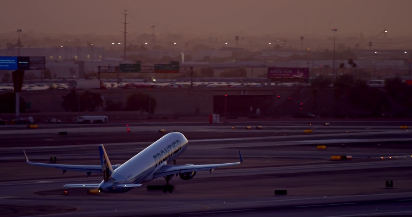 飞机在夜间从凤凰城机场起飞视频素材