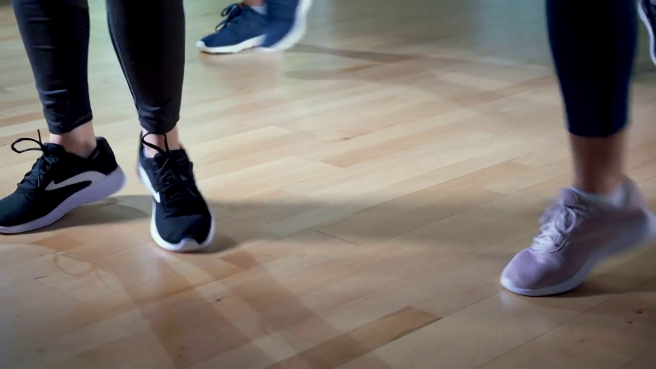 舞蹈锻炼课上五个女人的脚视频下载