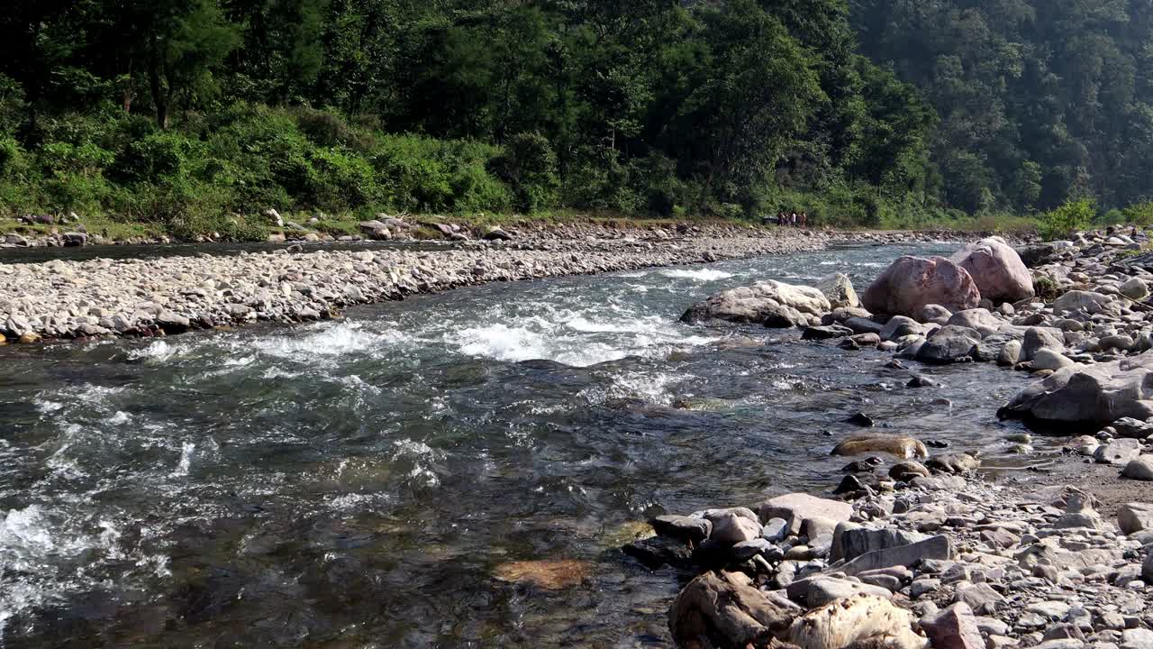 印度北阿坎德邦瑞诗凯诗山区的恒河视频下载