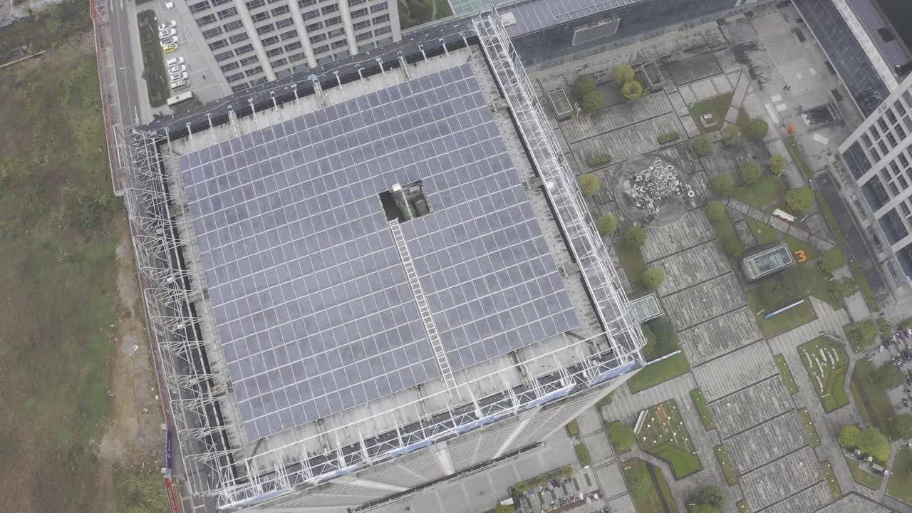 屋顶上的太阳能电池板视频下载