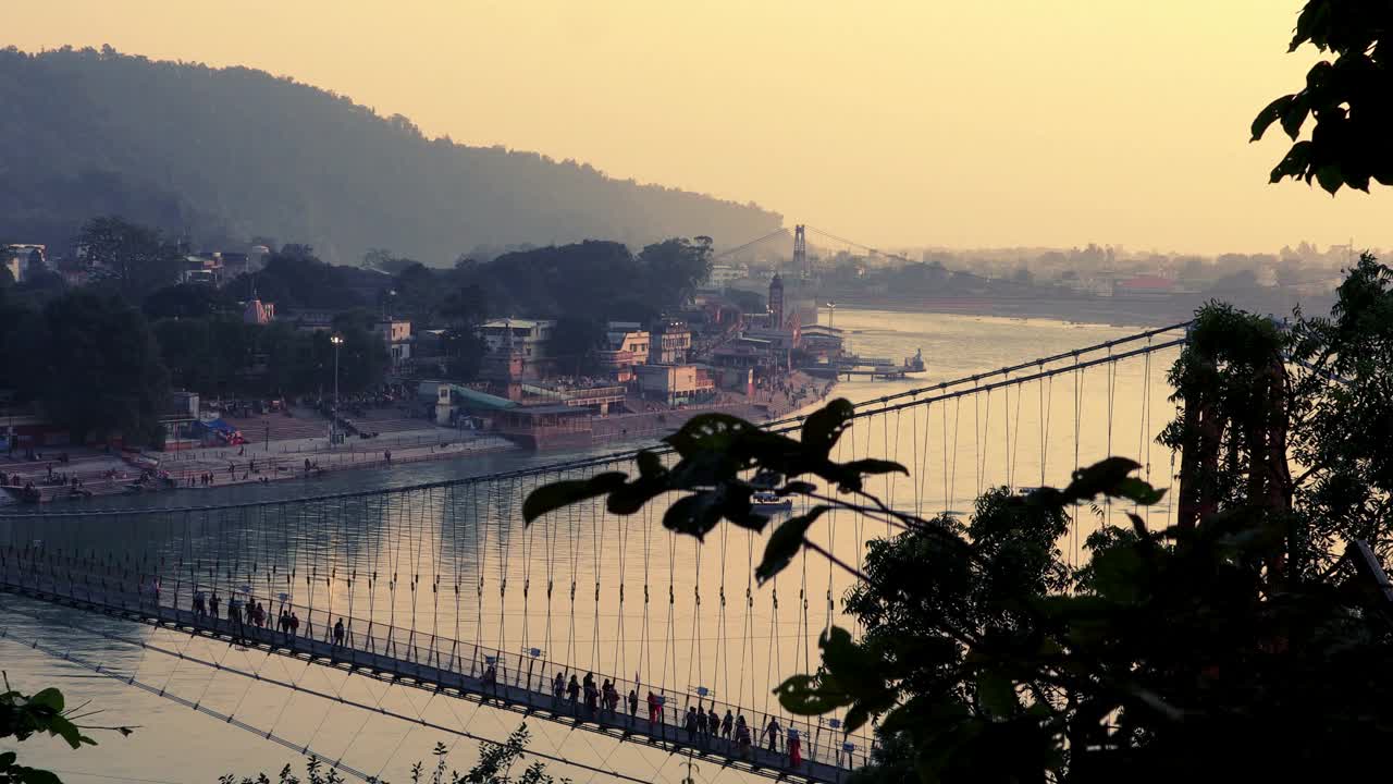 印度北阿坎德邦瑞诗凯诗的Ram Jhula(吊桥)视频下载
