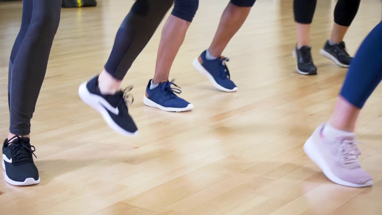 在健身课上跳足舞视频下载