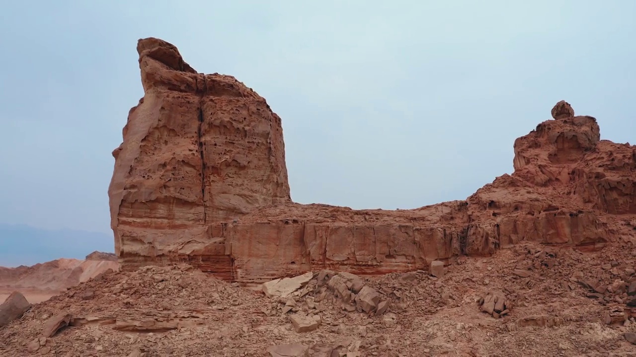 砂岩山顶上的岩石雕像的美丽景色视频素材