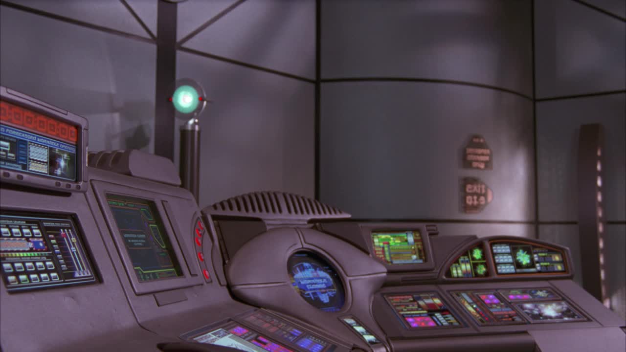 广角的未来控制室与控制面板和数字显示。一名武装警卫从右边进入房间。视频素材