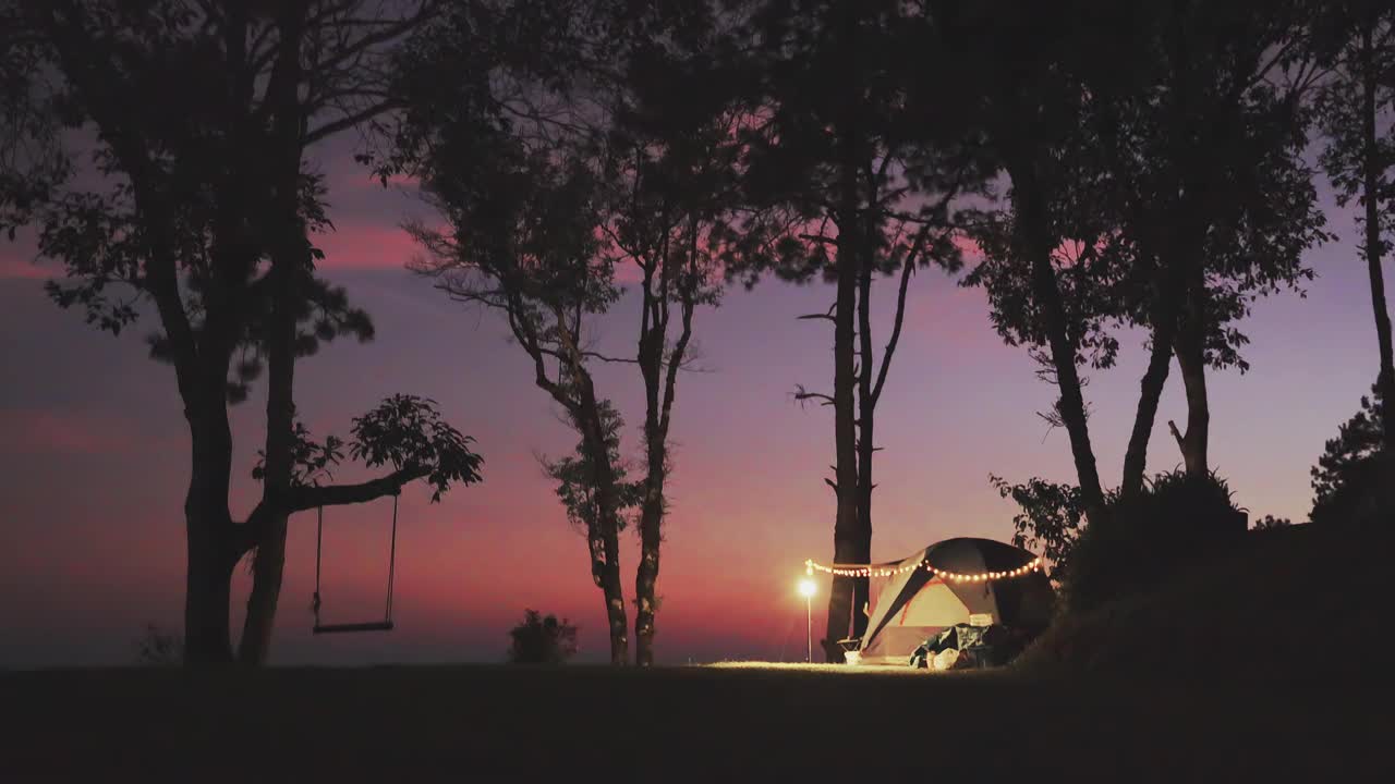 黄昏时分在大自然中露营的旅行者视频下载