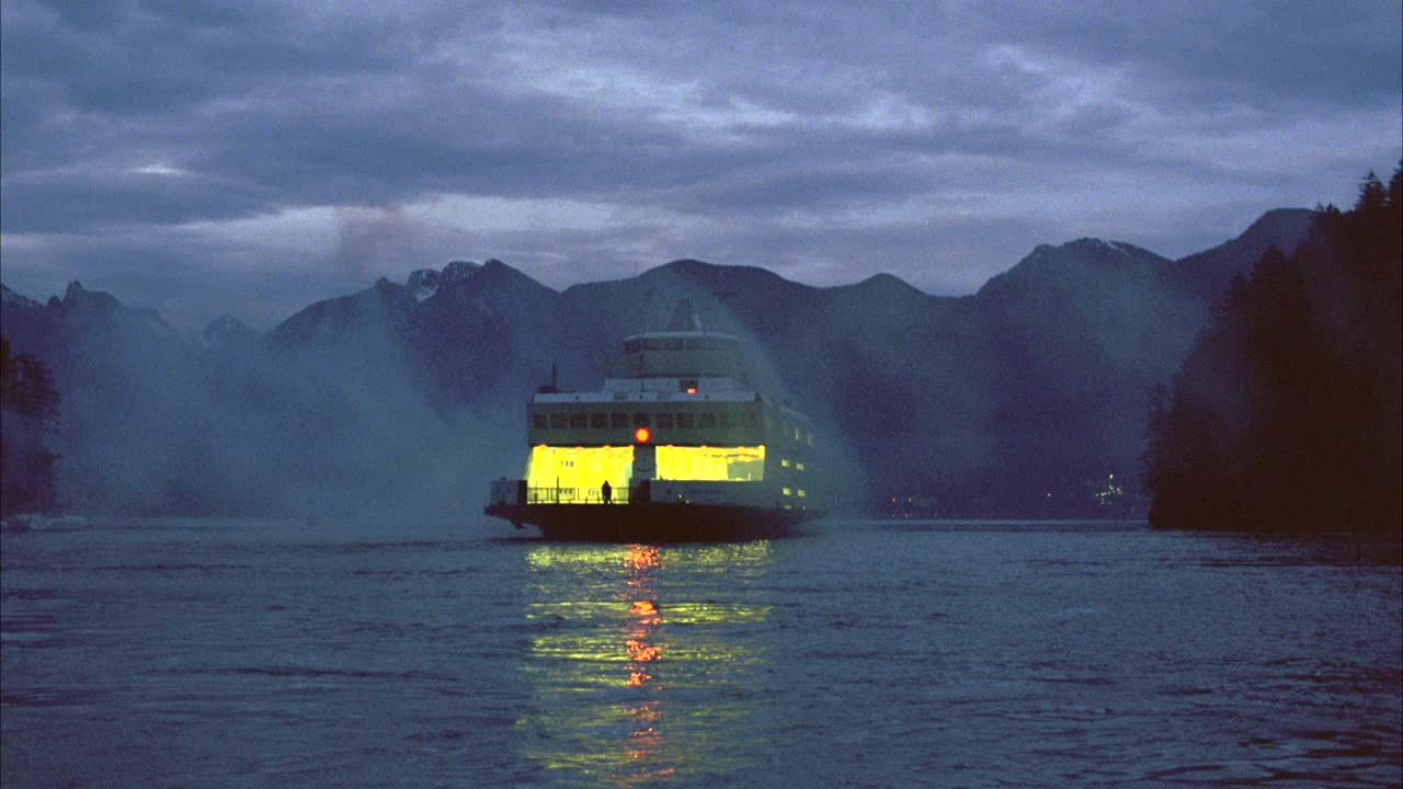 广角波文岛渡船正驶离港湾或海湾。可能是湖。bg的山脉或岛屿。雾可见。视频下载