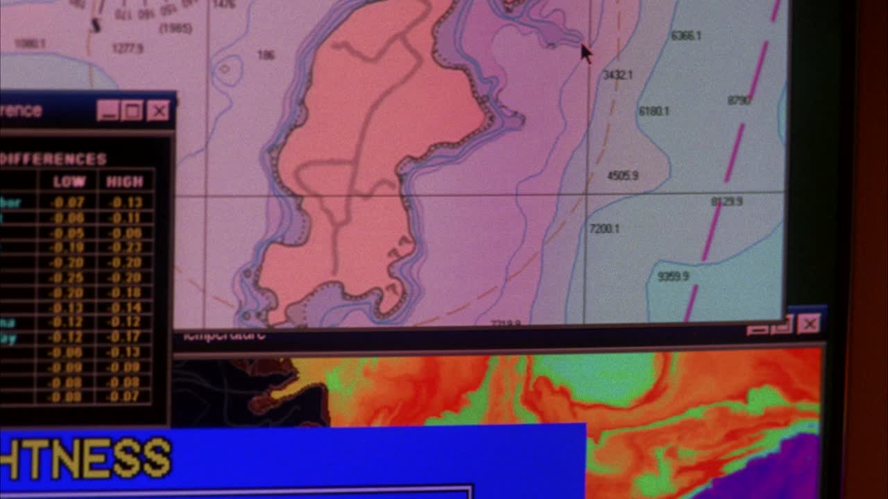 船只雷达屏幕的接近角度。可能是海图。地形的地图。数字显示。监视器。可能是电脑。视频下载