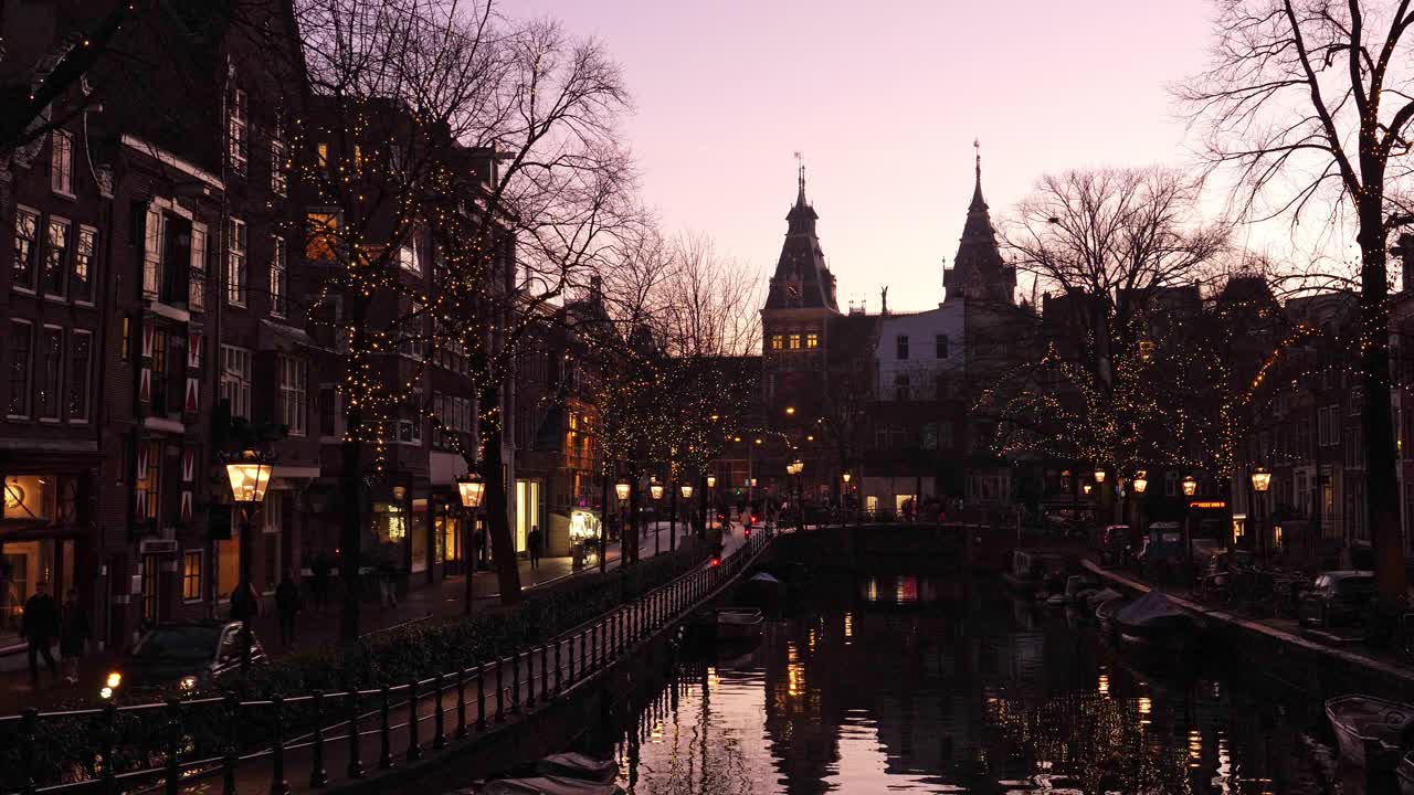 在阿姆斯特丹老城的Spiegelgracht过圣诞节。视频下载