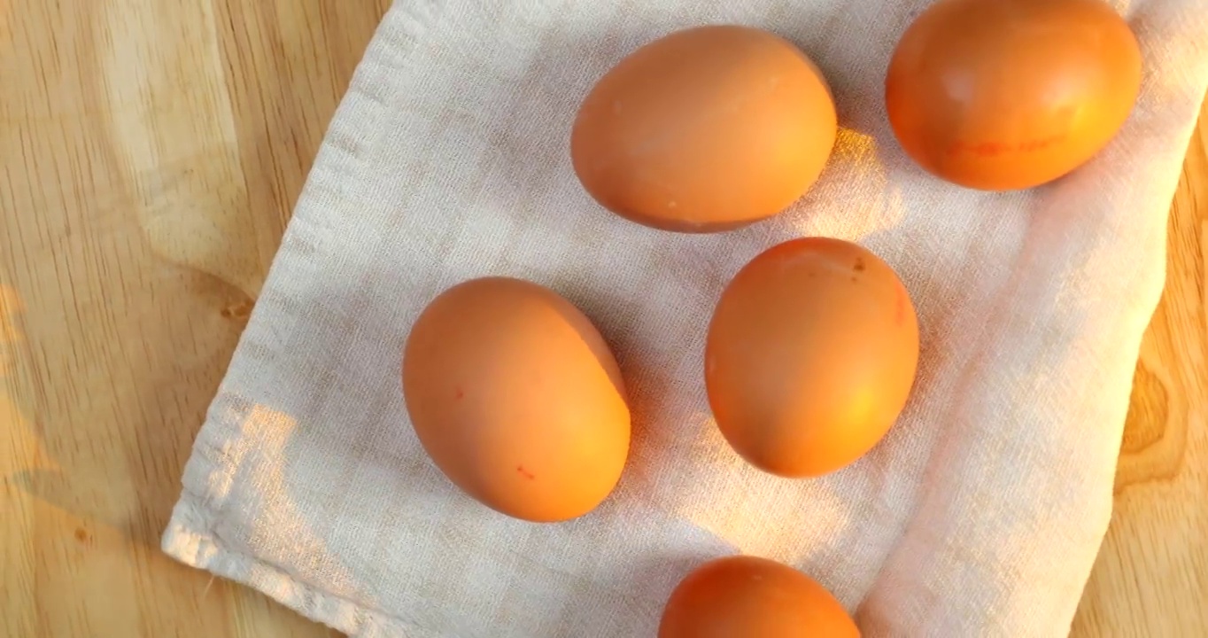 厨房毛巾上的鸡蛋视频下载