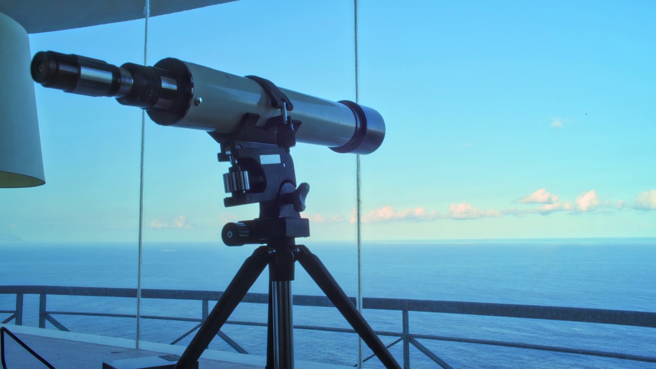 有视野和望远镜的房间。海景窗视频下载