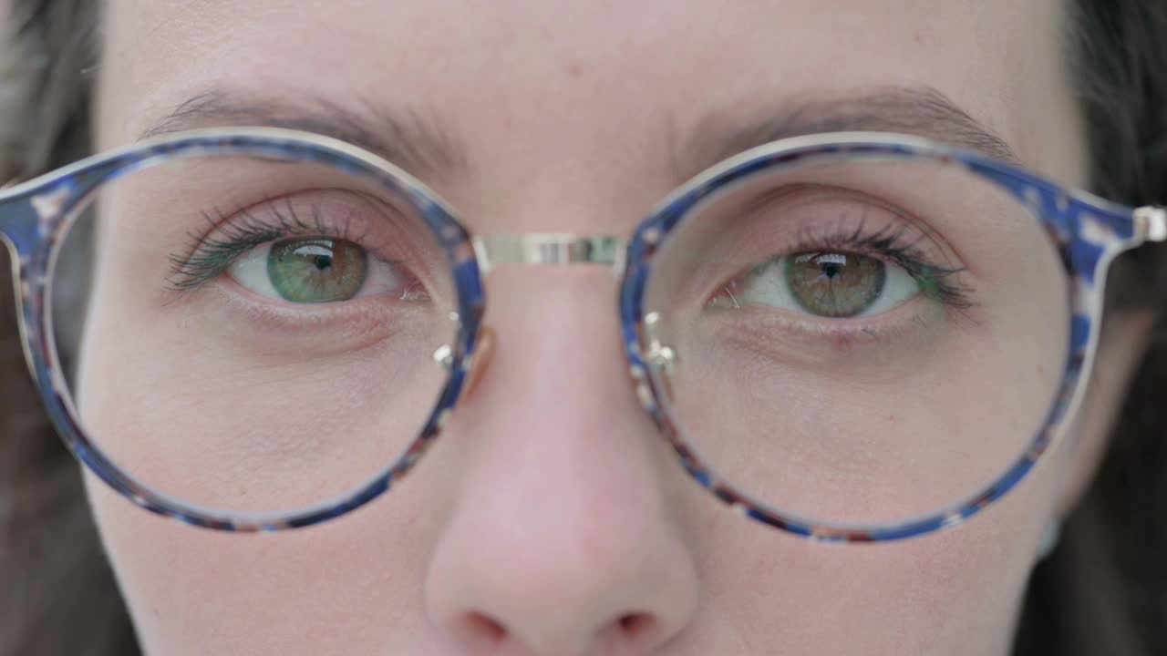 年轻女人眨眼的眼睛的特写视频素材