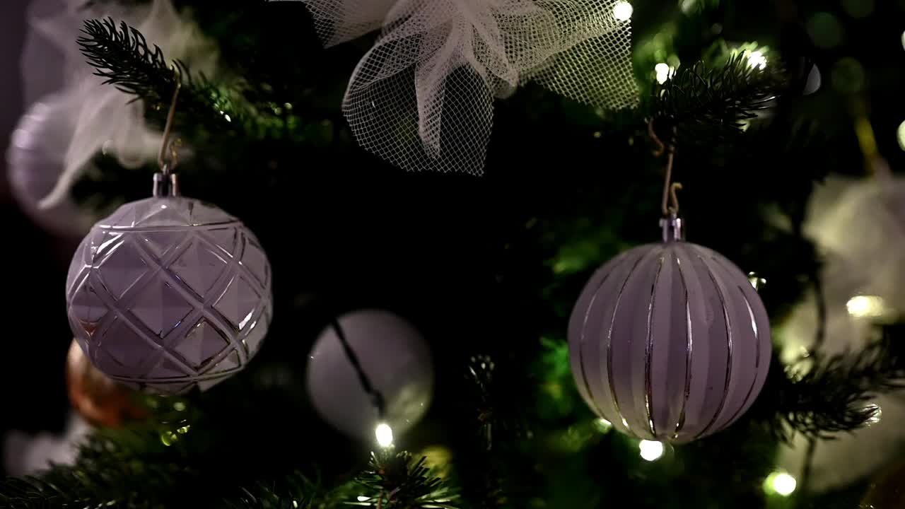 一个装饰圣诞树的特写视频素材