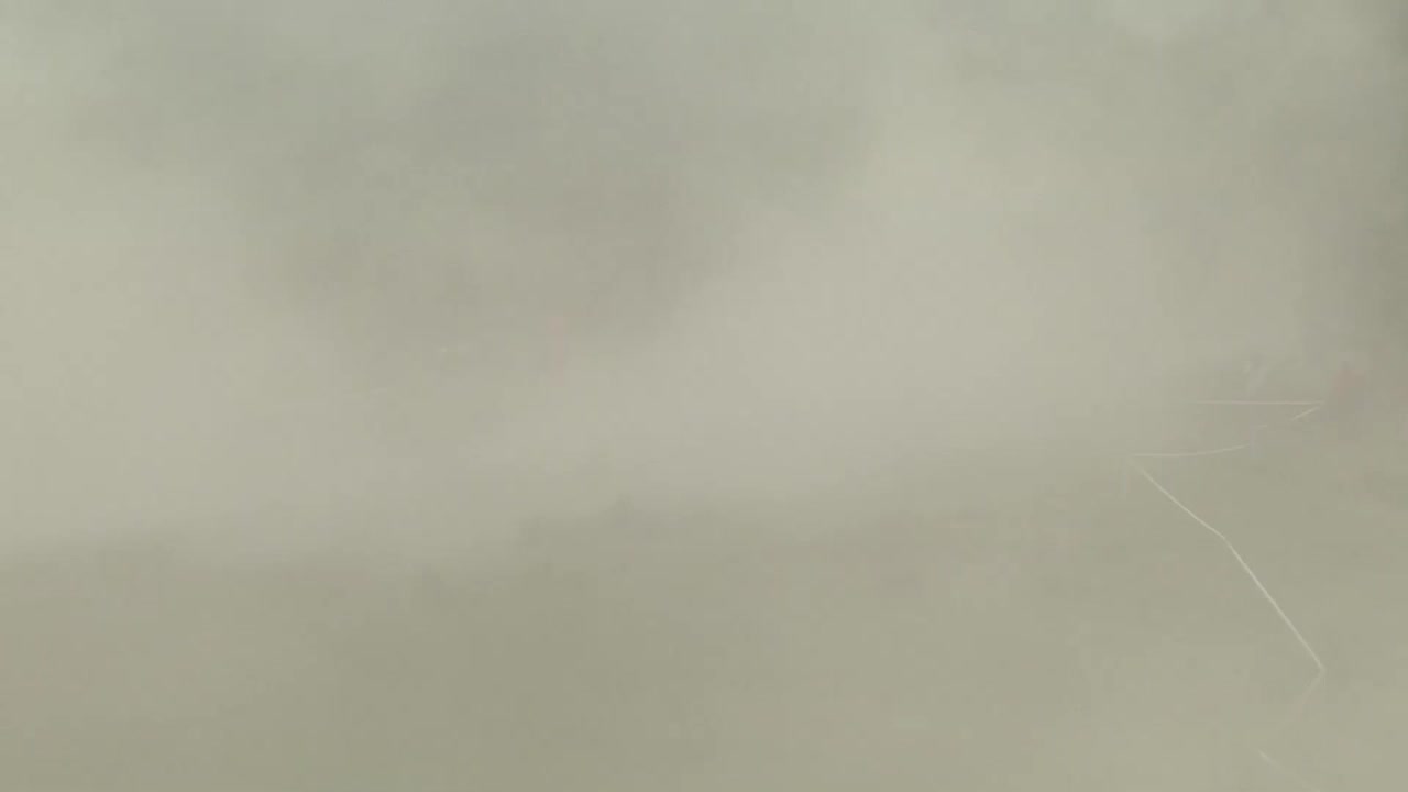 在森林道路上参加拉力赛的汽车扬起的尘雾视频下载