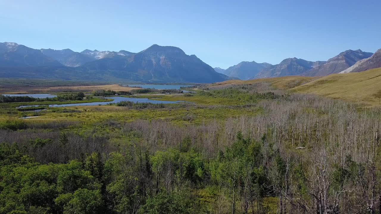 沃特顿湖位于加拿大落基山脉的沃特顿国家公园视频素材