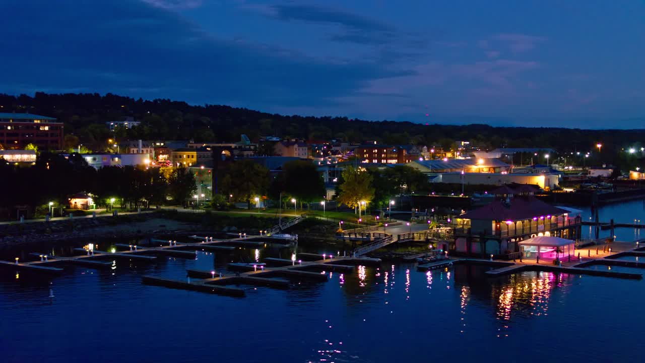 夜间无人机在佛蒙特州伯灵顿的轨道轮渡码头和船库拍摄视频下载