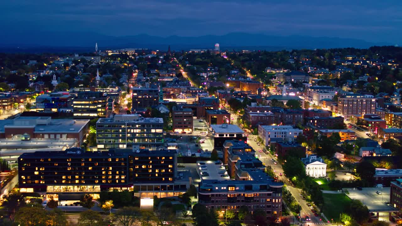 夜间无人机在佛蒙特州伯灵顿上空向后飞行视频素材