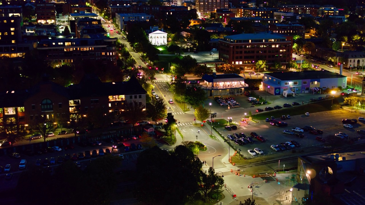 佛蒙特州伯灵顿的城市街道夜景-空中视频下载