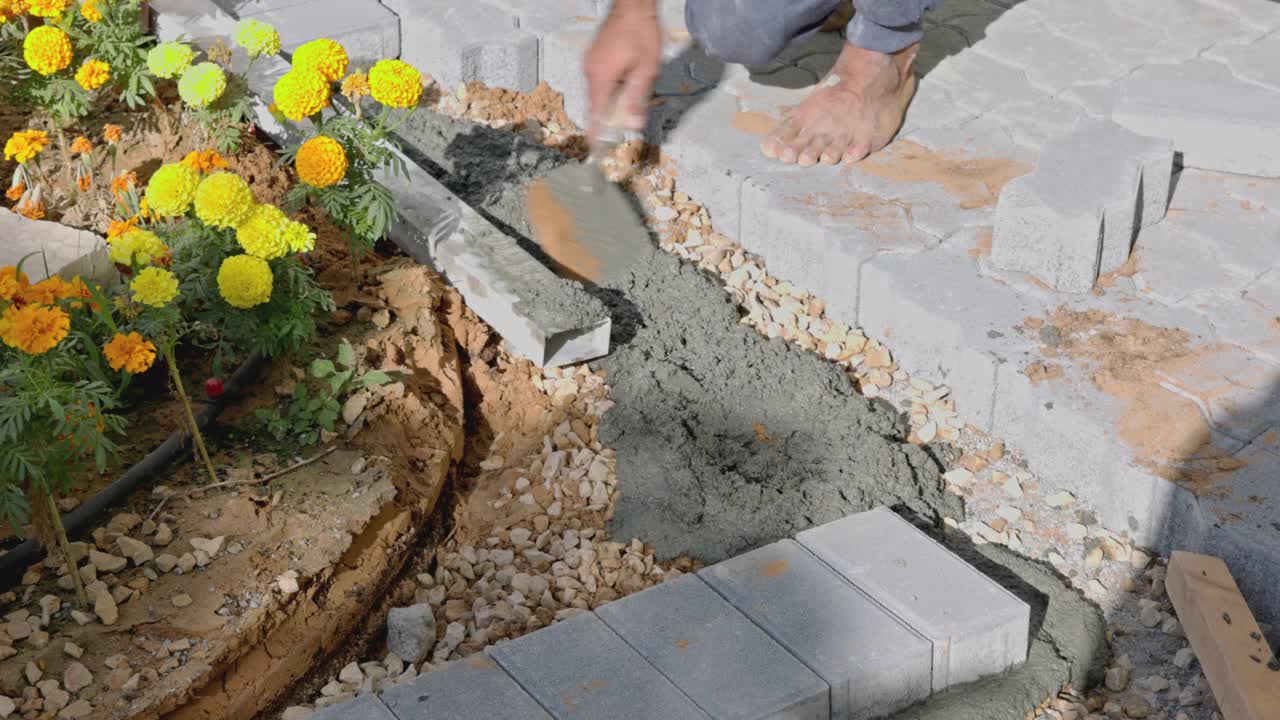 石匠在花坛上工作视频下载