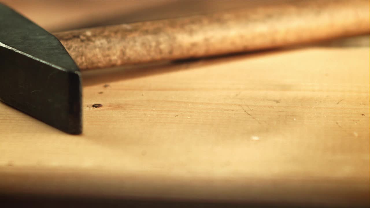 钉子掉在木桌上。拍摄是慢动作1000帧/秒。视频下载