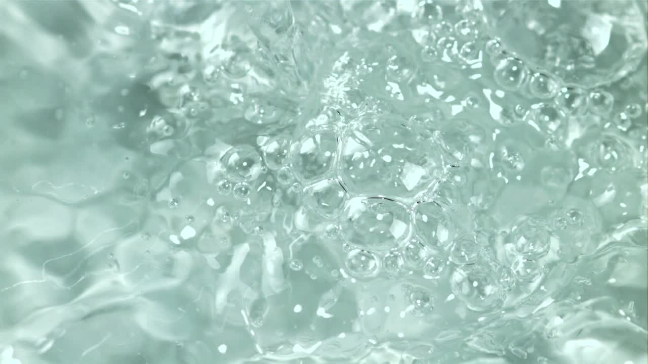 有气泡的水。拍摄的是慢动作每秒1000帧。视频素材